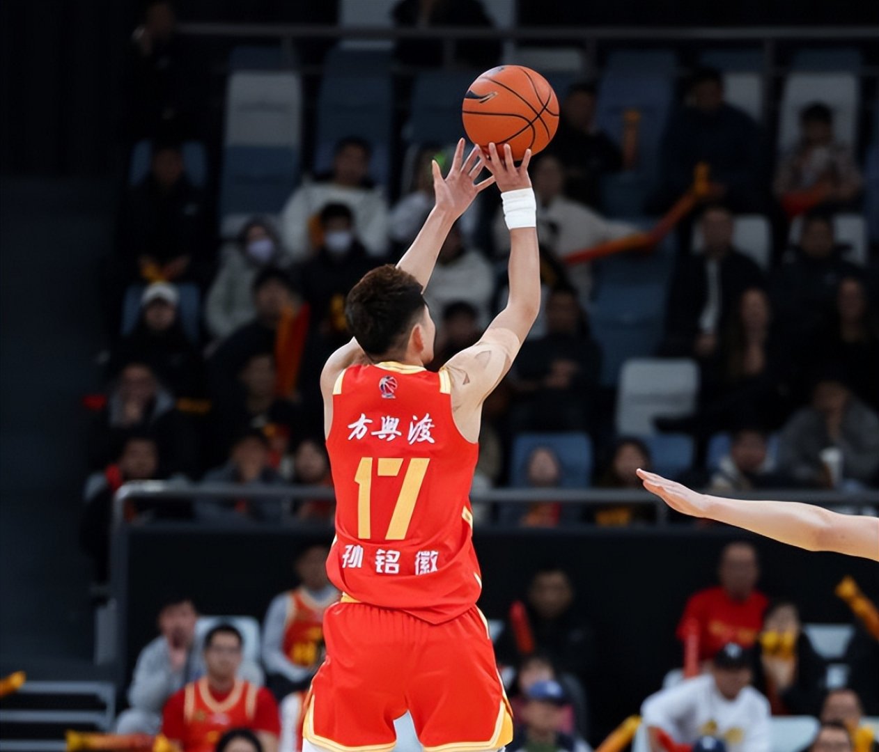 CBA常规赛赛程吃紧；山东泰山赛后远射贴柱；目标明确；资深球员宣示担当的简单介绍